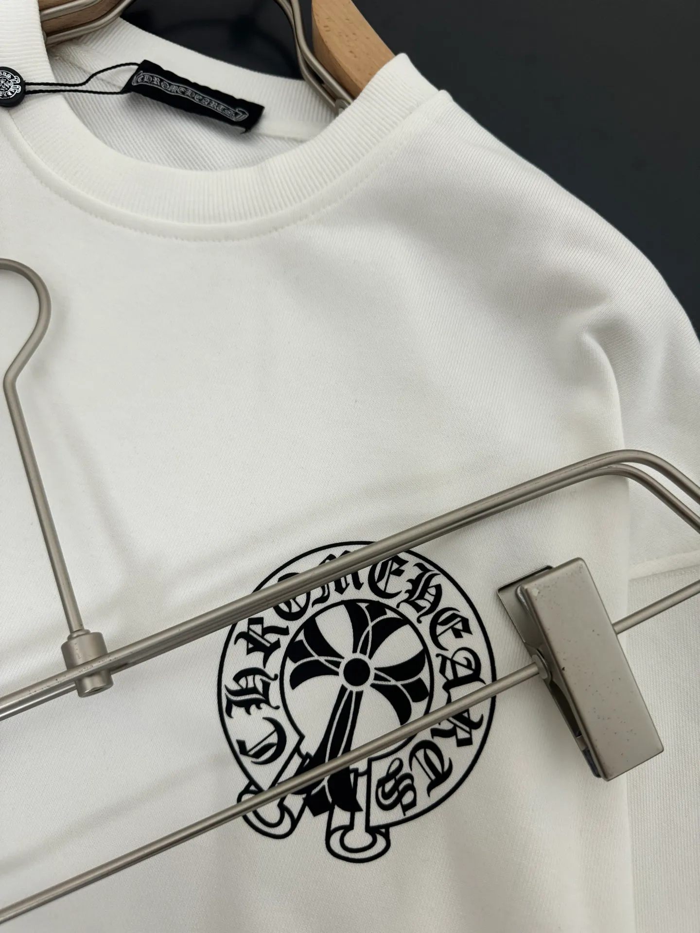 P230 Chrome Hearts*Chrome Hearts* The latest round-neck fashionable long-sleeved sweatshirt in autumn and winter, with printed logo design and 400 grams of pure cotton fabric! It is close to the skin and comfortable, durable and easy to wear. The original factory craftsmanship is meticulous. It is a must-have for casual wear. Size S M L XL XXL